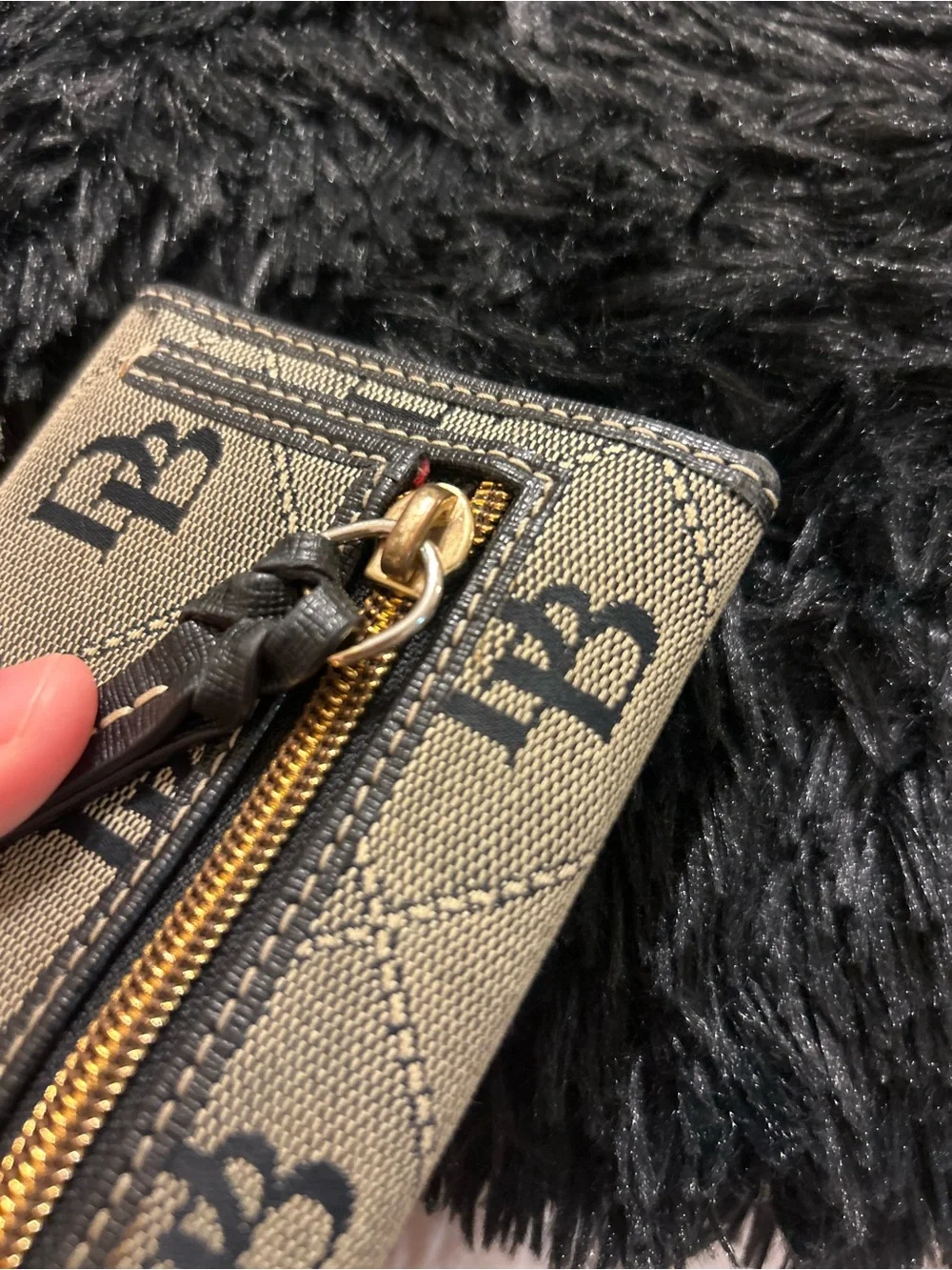 Dooney & Bourke classic dooney